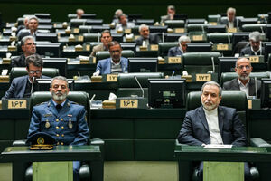 حضور سرلشکر موسوی و عراقچی در صحن غیر علنی مجلس