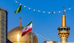 نصب پرچم ایران در صحن‌های حرم مطهر رضوی