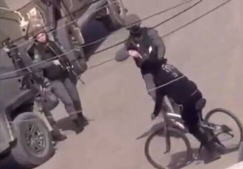  برخورد وحشیانه نظامی صهیونی با کودکی فلسطینی در کرانه باختری