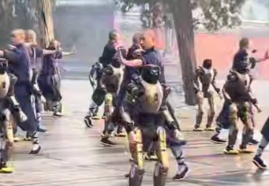 فیلم/ تمرین کونگ‌فوی ربات‌های انسان‌نما با راهبان معبد شائولین