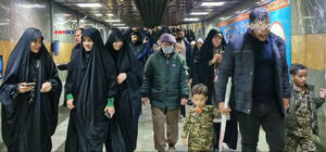 طنین شعار خونی که در رگ ماست هدیه به رهبر ماست در متروی تهران