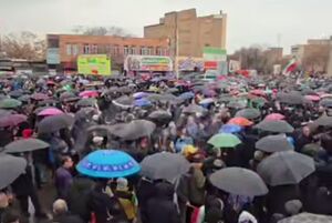 فیلم/ حضور حماسی تبریزی‌ها زیر بارش شدید باران