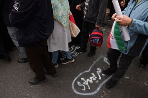 "۴۷ سال زیر پای مردم"