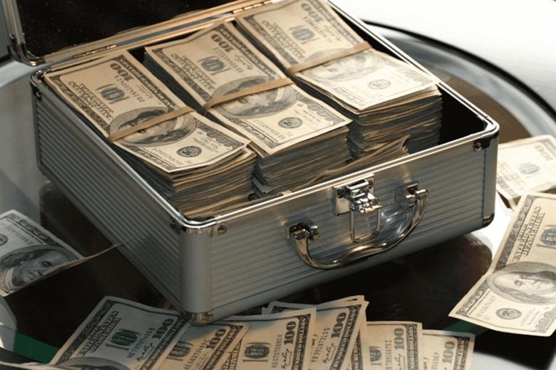 دلار فیزیکی یا دیجیتال؟ مقایسه چالش ‌های نگهداری اسکناس در خانه با خرید تتر