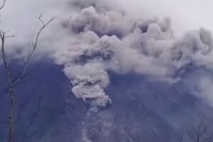 فوران آتشفشان "سمیرو" در اندونزی