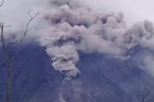 فیلم/ فوران آتشفشان "سمیرو" در اندونزی