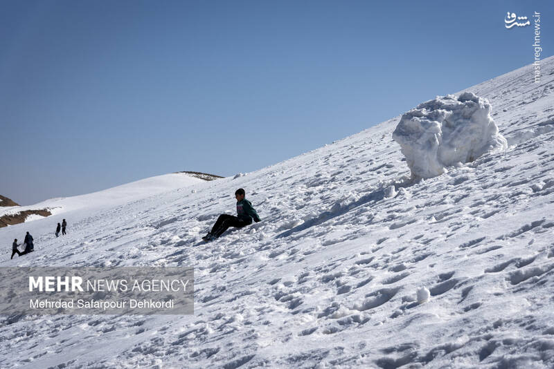 عکس/ تیوپ سواری در پیست اسکی بارده