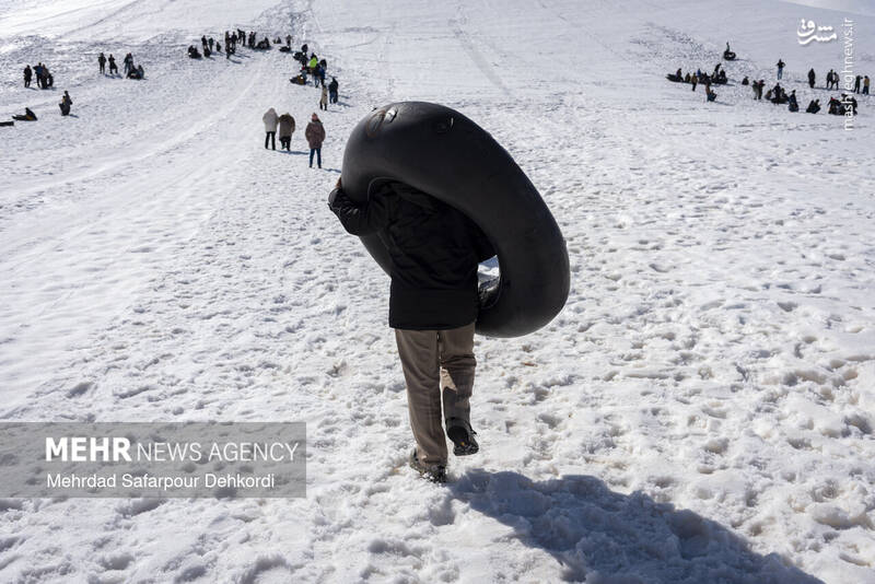 عکس/ تیوپ سواری در پیست اسکی بارده