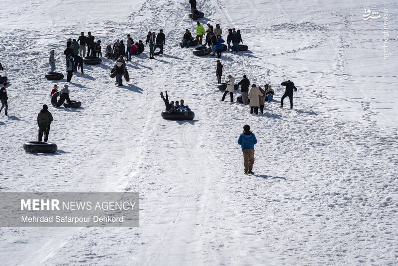 عکس/ تیوپ سواری در پیست اسکی بارده