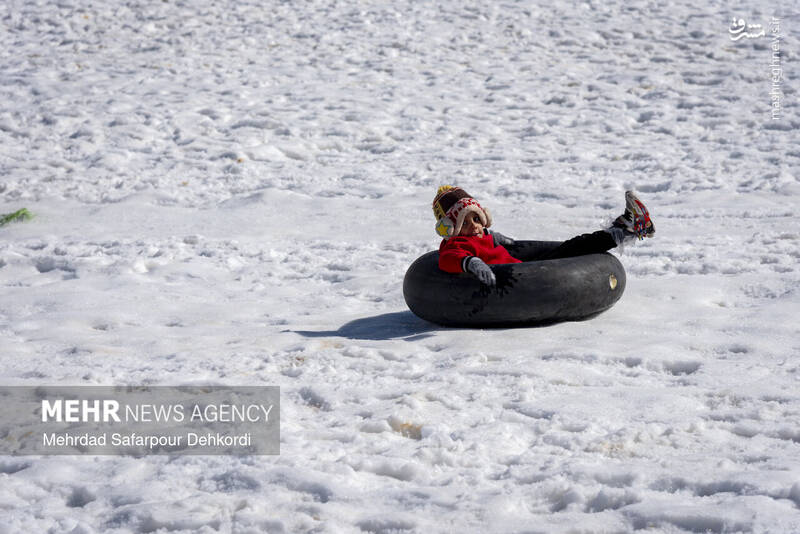 عکس/ تیوپ سواری در پیست اسکی بارده