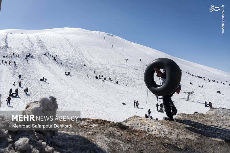 عکس/ تیوپ سواری در پیست اسکی بارده