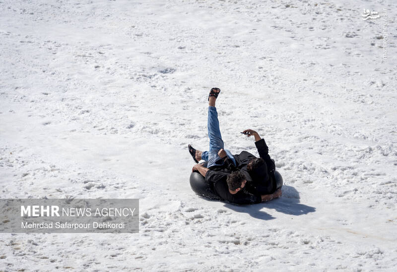 عکس/ تیوپ سواری در پیست اسکی بارده