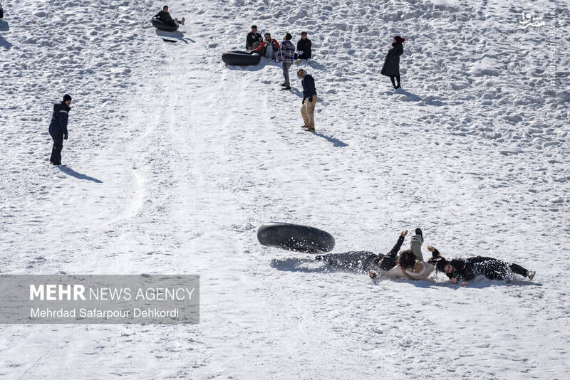 عکس/ تیوپ سواری در پیست اسکی بارده