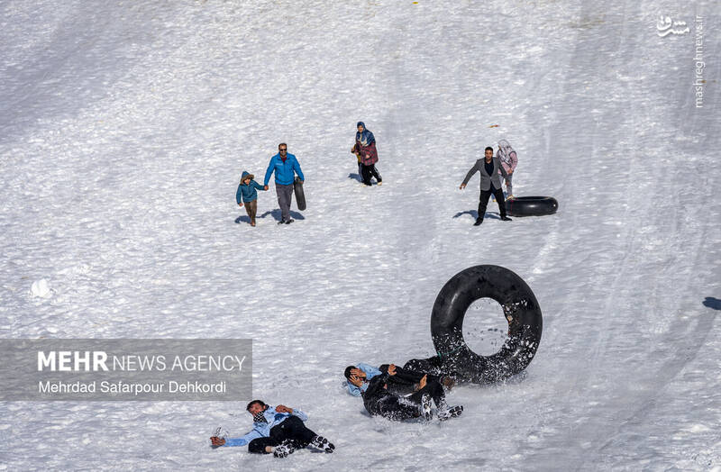 عکس/ تیوپ سواری در پیست اسکی بارده