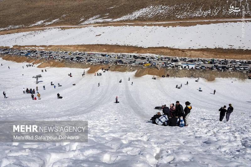 عکس/ تیوپ سواری در پیست اسکی بارده
