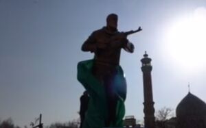 فیلم/ رونمایی از تندیس "سرباز وطن" در منطقه ۱۴ تهران