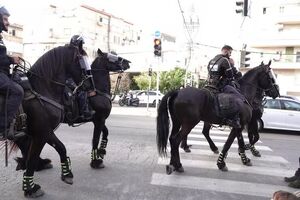 شورش در بنی‌باراک، سوزاندن وسایل نقلیه پلیس و فرار نیروهای ارتش