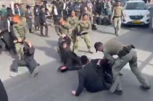 فیلم/ رفتار متمدنانه پلیس اسرائیل با معترضان!