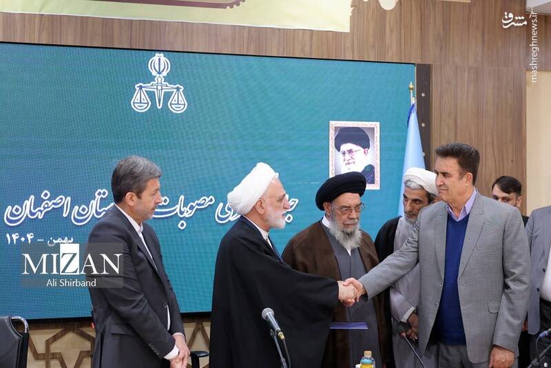 تقدیر از بعضی حضار در جسله پیگیری مصوبات سفر استانی اصفهان