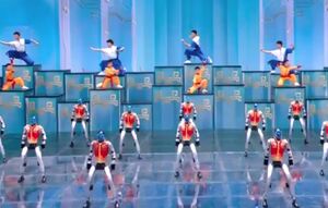 اجرای مشترک ربات‌های کونگ‌فوکار و کودکان رزمی‌کار چینی