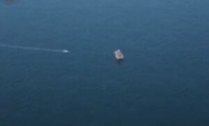 فیلم/ لحظه‌ انهدام یک شناور در رزمایش نیروی دریایی سپاه