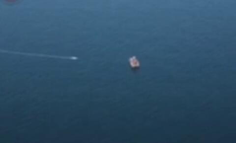 لحظه‌ انهدام یک شناور در رزمایش نیروی دریایی سپاه