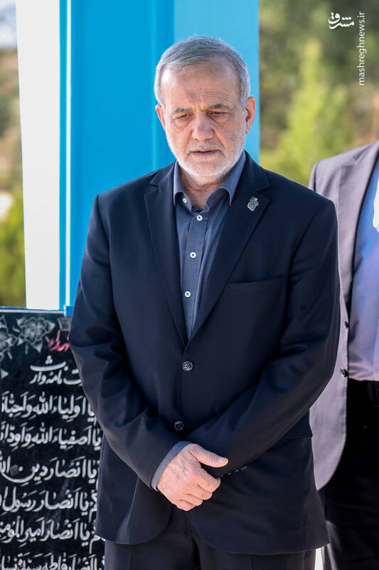 ادای احترام به مقام شهدا