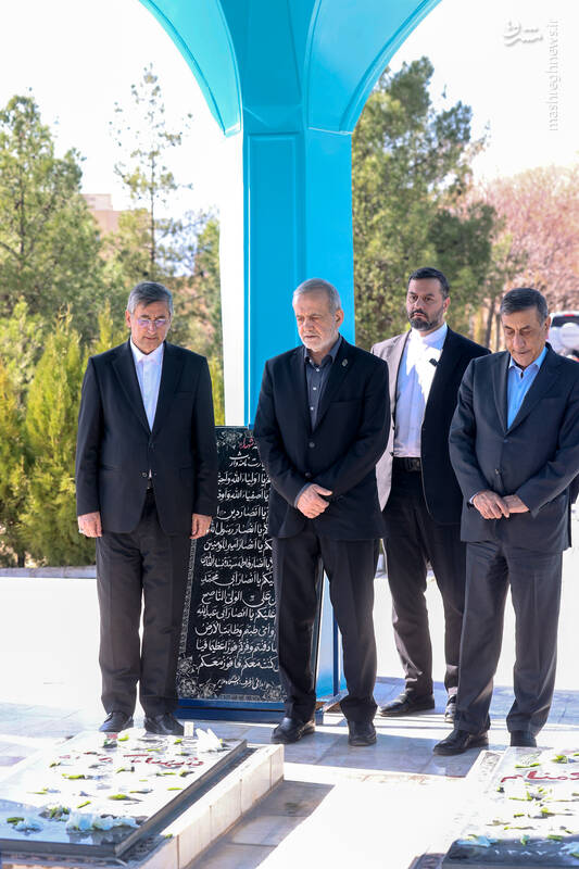 ادای احترام به مقام شهدا