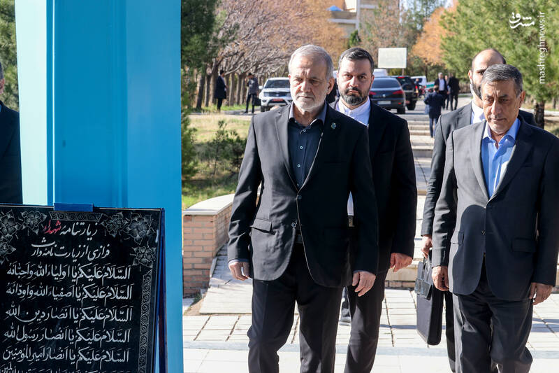 فیلم/ ادای احترام پزشکیان به مقام شهدای استان لرستان