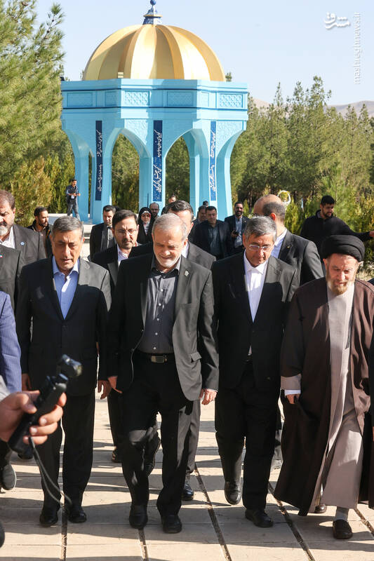 ادای احترام به مقام شهدا