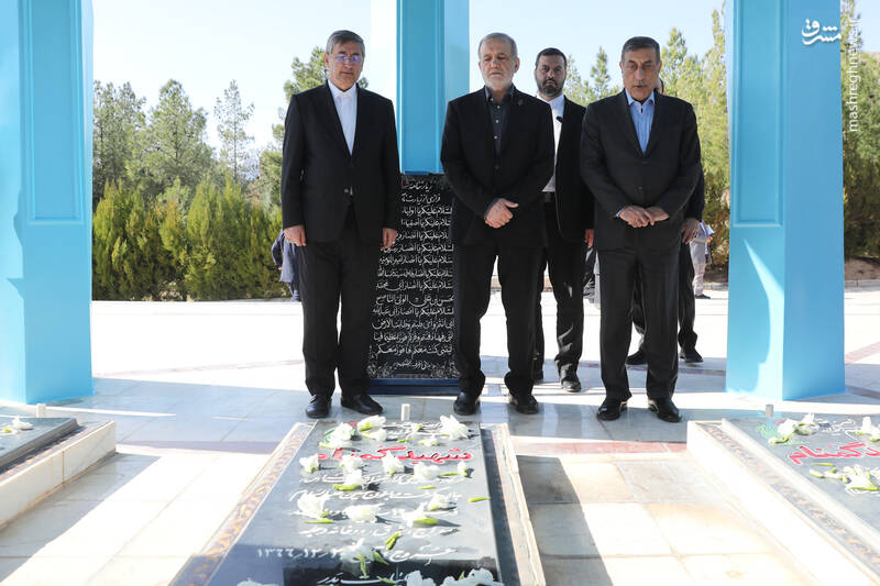 ادای احترام به مقام شهدا