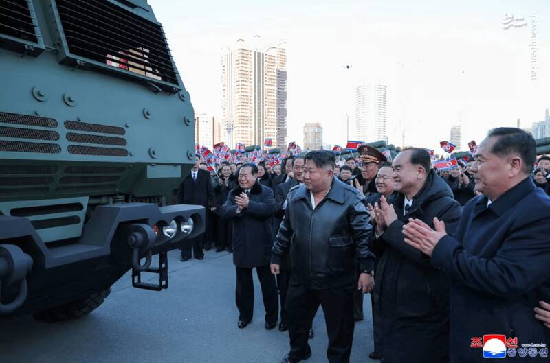 رهبر کره شمالی پشت فرمان لانچر موشکی+عکس