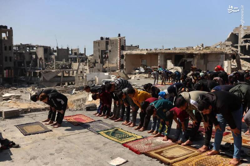 عکس/ اقامه نخستین نماز جمعه رمضان در میان ویرانههای غزه