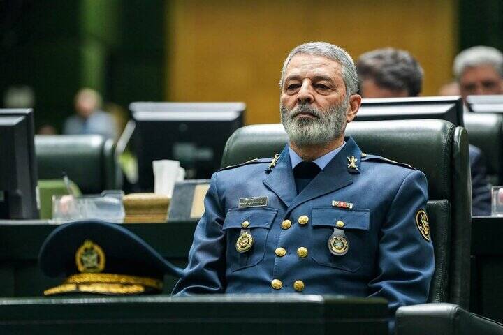 ناوهای آمریکایی در نزدیکی آب های ایران: تهدید واقعی یا بازی دیپلماتیک؟