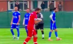 فیلم/ اتفاقی نادر در فوتبال آماتوری