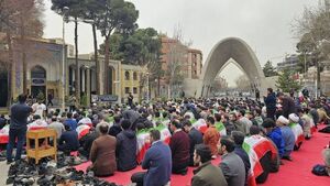 پرچم ایران بر دوش نمازگزاران دانشگاه علم و صنعت