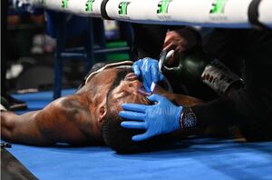 بیهوش شدن بوکسور آمریکایی روی رینگ