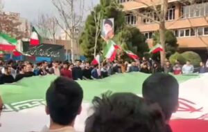 فیلم/ خواندن سرود ای ایران و اهتزاز پرچم ایران در دانشگاه شریف