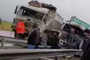 تصادف چندین دستگاه کامیون در محور کرمانشاه به اسلام آباد غرب