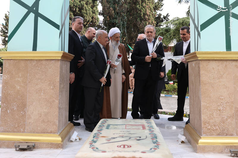 ادای احترام به مقام والای شهدا در بدو ورود