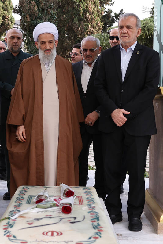 ادای احترام به مقام والای شهدا در بدو ورود