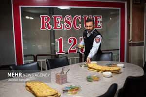 افطار ماه رمضان در جمع آتش‌نشانان مشهد