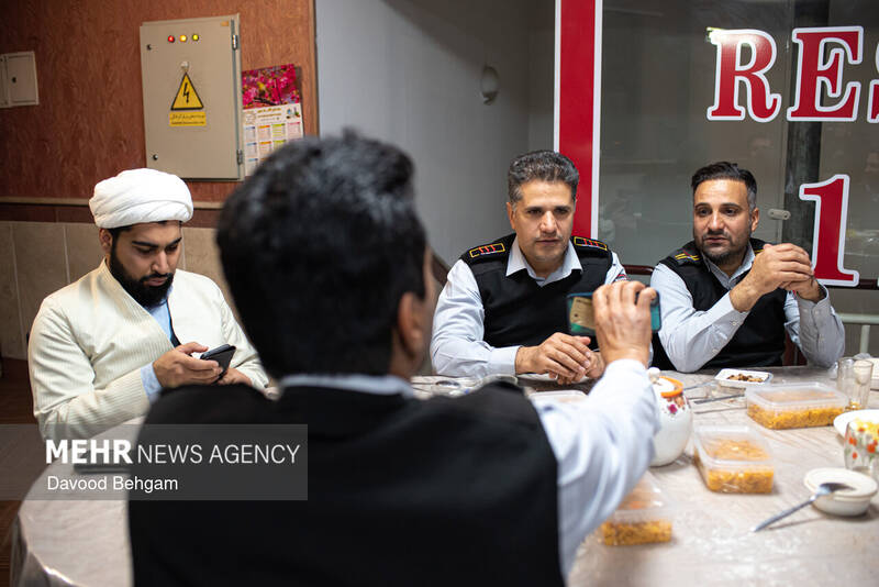 افطار ماه رمضان در جمع آتش‌نشانان مشهد