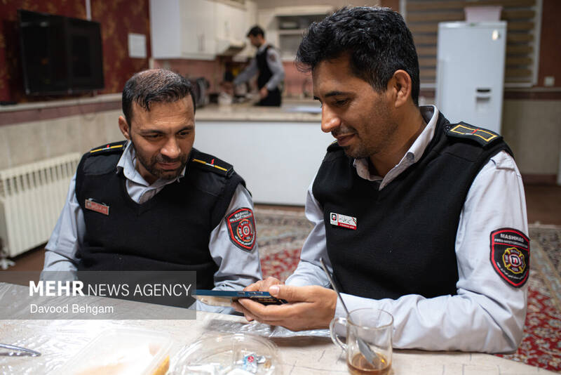 افطار ماه رمضان در جمع آتش‌نشانان مشهد