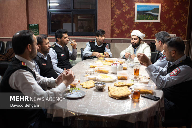 افطار ماه رمضان در جمع آتش‌نشانان مشهد