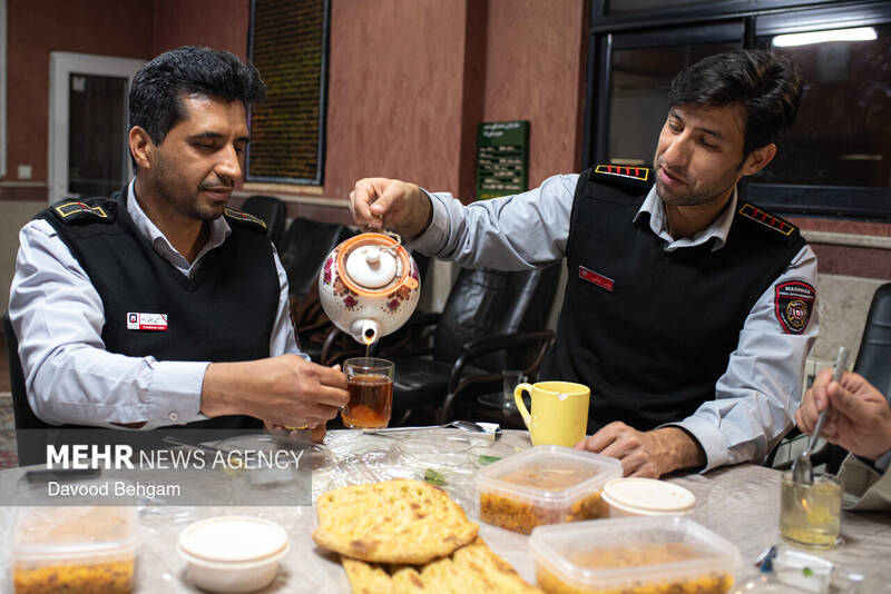 افطار ماه رمضان در جمع آتش‌نشانان مشهد