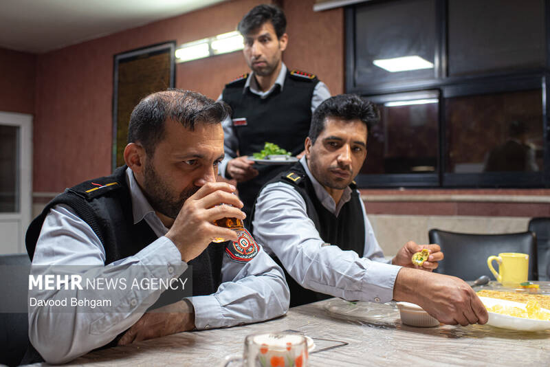 افطار ماه رمضان در جمع آتش‌نشانان مشهد