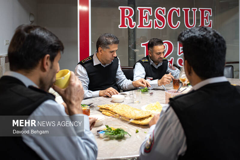 افطار ماه رمضان در جمع آتش‌نشانان مشهد