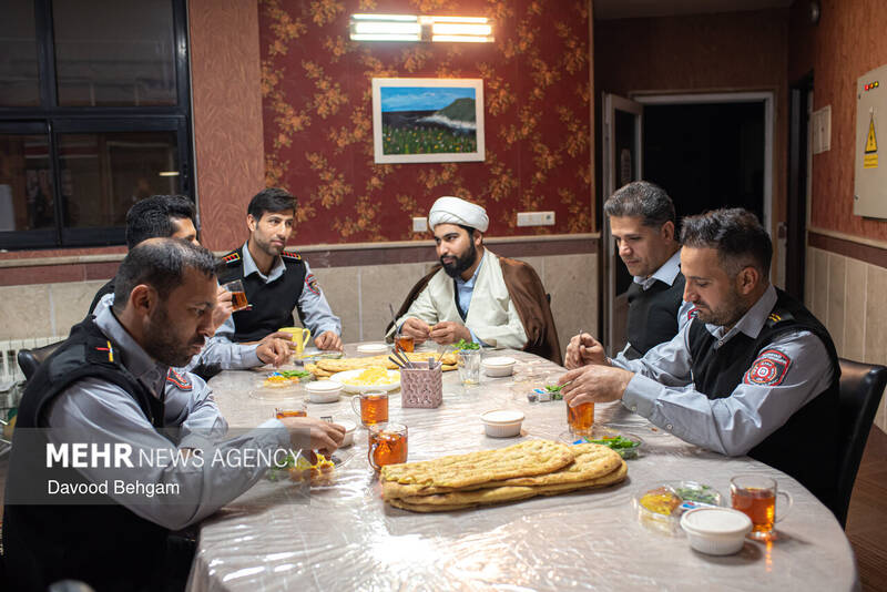 افطار ماه رمضان در جمع آتش‌نشانان مشهد