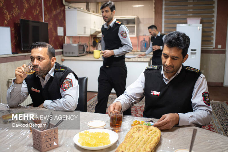 افطار ماه رمضان در جمع آتش‌نشانان مشهد